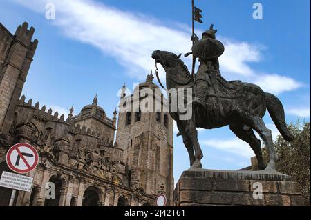 Die wunderschöne und farbenfrohe Stadt Porto, deren historisches Zentrum zum UNESCO-Weltkulturerbe gehört, ist eines der beliebtesten Reiseziele in Europa. Stockfoto