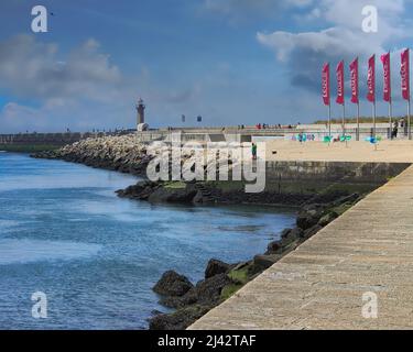 Die wunderschöne und farbenfrohe Stadt Porto, deren historisches Zentrum zum UNESCO-Weltkulturerbe gehört, ist eines der beliebtesten Reiseziele in Europa. Stockfoto