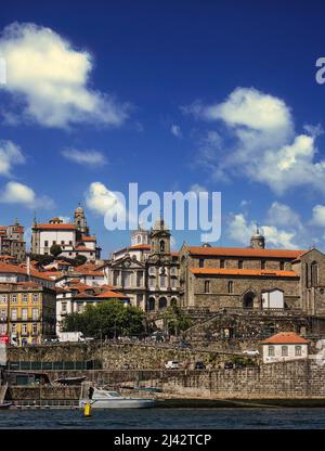 Die wunderschöne und farbenfrohe Stadt Porto, deren historisches Zentrum zum UNESCO-Weltkulturerbe gehört, ist eines der beliebtesten Reiseziele in Europa. Stockfoto