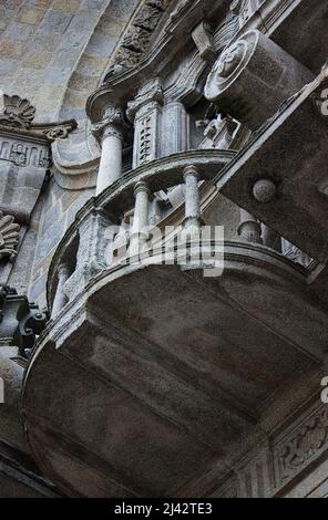 Die wunderschöne und farbenfrohe Stadt Porto, deren historisches Zentrum zum UNESCO-Weltkulturerbe gehört, ist eines der beliebtesten Reiseziele in Europa. Stockfoto