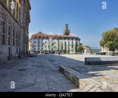 Die wunderschöne und farbenfrohe Stadt Porto, deren historisches Zentrum zum UNESCO-Weltkulturerbe gehört, ist eines der beliebtesten Reiseziele in Europa. Stockfoto