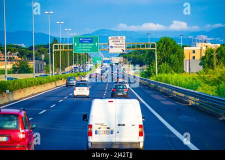 Blick auf die Autostrada A1 oder die Autostrada del Sole in der Nähe der Stadt Rom. Die italienische Autobahn verbindet Mailand über Bologna, Florenz und Rom mit Neapel. Stockfoto