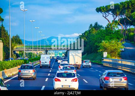 Blick auf die Autostrada A1 oder die Autostrada del Sole in der Nähe der Stadt Rom. Die italienische Autobahn verbindet Mailand über Bologna, Florenz und Rom mit Neapel. Stockfoto