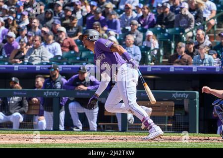 Denver CO, USA. 10. April 2022. Colorado Center Fielder Yonathan Daza (2) in Aktion während des Spiels mit Los Angeles Dodgers und Colorado Rockies im Coors Field in Denver Co. David Seelig/Cal Sport Medi. Kredit: csm/Alamy Live Nachrichten Stockfoto