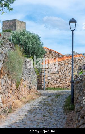 Schmale Straße in der Altstadt von Marialva, Portugal. Stockfoto