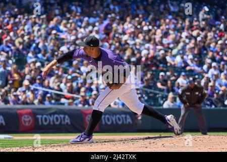 Denver CO, USA. 10. April 2022. Colorado Pitcher Antonio Senzatela (49) wirft einen Pitch während des Spiels mit Los Angeles Dodgers und Colorado Rockies, das im Coors Field in Denver Co. David Seelig/Cal Sport Medi stattfand. Kredit: csm/Alamy Live Nachrichten Stockfoto