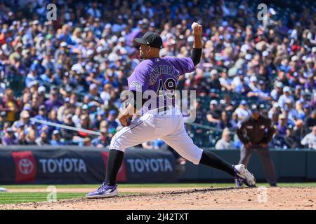 Denver CO, USA. 10. April 2022. Colorado Pitcher Antonio Senzatela (49) wirft einen Pitch während des Spiels mit Los Angeles Dodgers und Colorado Rockies, das im Coors Field in Denver Co. David Seelig/Cal Sport Medi stattfand. Kredit: csm/Alamy Live Nachrichten Stockfoto