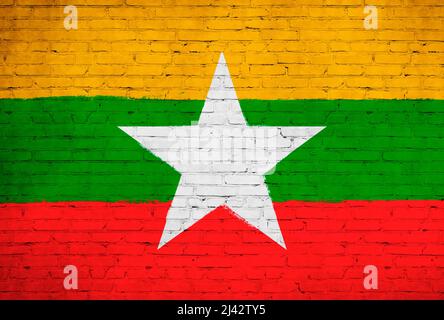 Myanmar Flagge auf Backsteinmauer gemalt. Hintergrund der Nationallandflagge Stockfoto