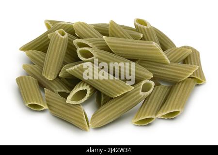 Grüne Pea Penne Pasta isoliert auf weißem Hintergrund mit Clipping Pfad. Bio-Spezialität. Glutenfrei Stockfoto