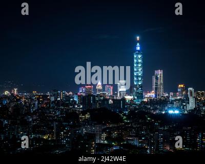 Nachtansicht über Downtown Taipei vom Fuzhoushan Park Stockfoto