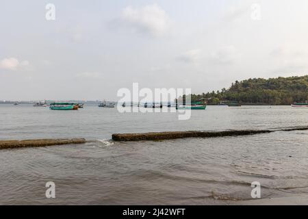 Boote gesehen ankerten am Coco Beach, Nerul, Goa; für Touristen Dolphin Point und andere nahe gelegene Punkte zu besuchen Stockfoto