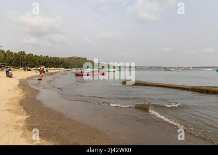 Boote gesehen ankerten am Coco Beach, Nerul, Goa; für Touristen Dolphin Point und andere nahe gelegene Punkte zu besuchen Stockfoto