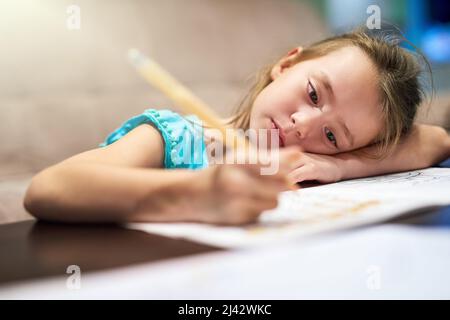 Kreativität kann bei Kindern eine beruhigende Wirkung haben. Zugeschnittene Aufnahme eines kleinen Mädchens Färbung in einem Bild. Stockfoto