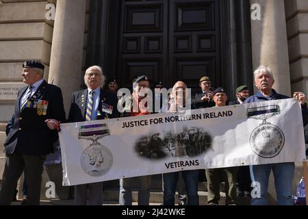 London, Großbritannien. 11. April 2022. Die Demonstranten halten während der Demonstration ein Transparent mit der Aufschrift „Gerechtigkeit für nordirische Veteranen“. Die nordirische Veteranen und die Kampagne Justice for Northern Ireland, die das Parlament anwerben, um historische Ermittlungen gegen NI-Veteranen zu stoppen, marschierten durch Whitehall in London und blockierten den Zugang zum nordirischen Büro in Westminster. Kredit: SOPA Images Limited/Alamy Live Nachrichten Stockfoto