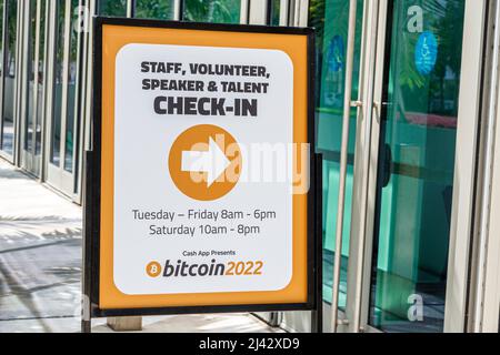 Miami Beach Florida Convention Center vor der Außenfassade Schild Personal Freiwilliger Sprecher Talent Check-in bitcoin2022 Stockfoto