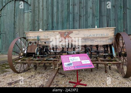 York.Yorkshire.Vereinigtes Königreich.Februar 16. 2022.eine antike Sämaschine ist im Yorkshire Museum of Farming ausgestellt Stockfoto