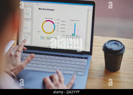Sicherstellen, dass die Daten perfekt sind. Die Aufnahme einer nicht erkennbaren Geschäftsfrau, die an ihrem Schreibtisch im Büro an einem Laptop arbeitet. Stockfoto