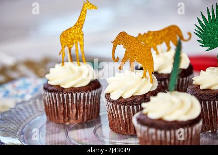 Schokoladen-Cupcakes mit Vanillefrost mit geringer Schärfentiefe Stockfoto