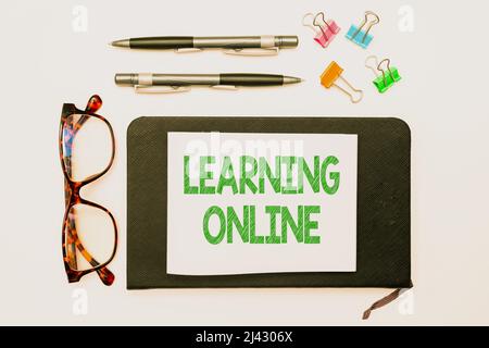 Unterschreiben Sie, um Learning Online anzuzeigen. Business Overview Lernen Sie etwas Neues mit Hilfe von Internet und Technologie Office Supplies over Desk With Stockfoto