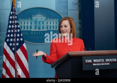 Washington, Vereinigte Staaten. 11. April 2022. Jen Psaki, die Pressesprecherin des Weißen Hauses, nimmt am 11. April 2022 an einer Pressekonferenz im Weißen Haus in Washington, DC, Teil. Quelle: Chris Kleponis/Pool via CNP/dpa/Alamy Live News Stockfoto