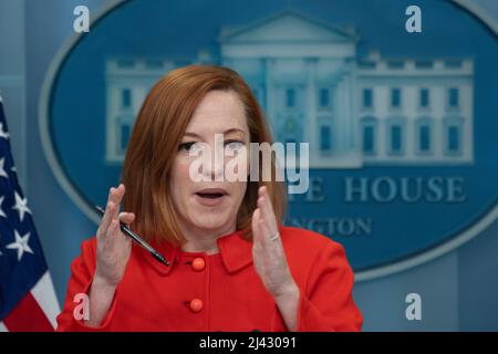 Washington, Vereinigte Staaten. 11. April 2022. Jen Psaki, die Pressesprecherin des Weißen Hauses, nimmt am 11. April 2022 an einer Pressekonferenz im Weißen Haus in Washington, DC, Teil. Quelle: Chris Kleponis/Pool via CNP/dpa/Alamy Live News Stockfoto