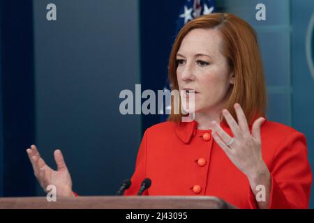 Washington, Vereinigte Staaten. 11. April 2022. Jen Psaki, die Pressesprecherin des Weißen Hauses, nimmt am 11. April 2022 an einer Pressekonferenz im Weißen Haus in Washington, DC, Teil. Quelle: Chris Kleponis/Pool via CNP/dpa/Alamy Live News Stockfoto