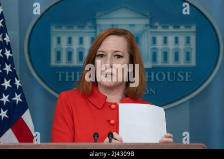 Washington, Vereinigte Staaten. 11. April 2022. Jen Psaki, die Pressesprecherin des Weißen Hauses, nimmt am 11. April 2022 an einer Pressekonferenz im Weißen Haus in Washington, DC, Teil. Quelle: Chris Kleponis/Pool via CNP/dpa/Alamy Live News Stockfoto