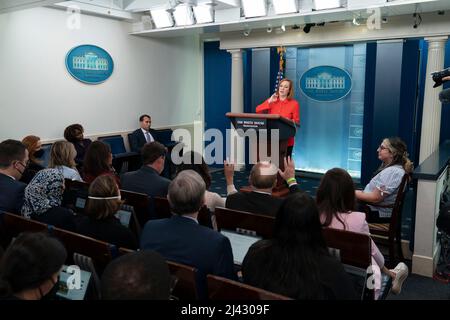 Washington, Vereinigte Staaten. 11. April 2022. Jen Psaki, die Pressesprecherin des Weißen Hauses, nimmt am 11. April 2022 an einer Pressekonferenz im Weißen Haus in Washington, DC, Teil. Quelle: Chris Kleponis/Pool via CNP/dpa/Alamy Live News Stockfoto