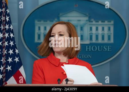 Washington, Vereinigte Staaten. 11. April 2022. Jen Psaki, die Pressesprecherin des Weißen Hauses, nimmt am 11. April 2022 an einer Pressekonferenz im Weißen Haus in Washington, DC, Teil. Quelle: Chris Kleponis/Pool via CNP/dpa/Alamy Live News Stockfoto