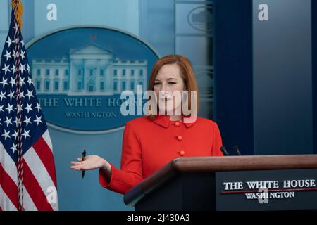 Washington, Vereinigte Staaten. 11. April 2022. Jen Psaki, die Pressesprecherin des Weißen Hauses, nimmt am 11. April 2022 an einer Pressekonferenz im Weißen Haus in Washington, DC, Teil. Quelle: Chris Kleponis/Pool via CNP/dpa/Alamy Live News Stockfoto