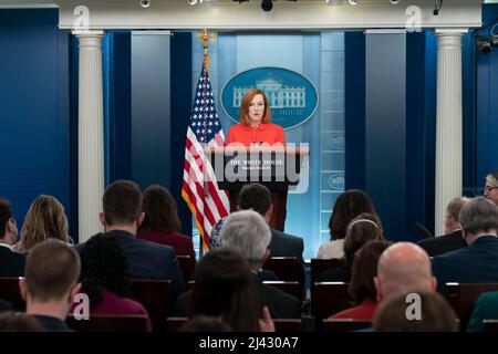 Washington, Vereinigte Staaten. 11. April 2022. Jen Psaki, die Pressesprecherin des Weißen Hauses, nimmt am 11. April 2022 an einer Pressekonferenz im Weißen Haus in Washington, DC, Teil. Quelle: Chris Kleponis/Pool via CNP/dpa/Alamy Live News Stockfoto