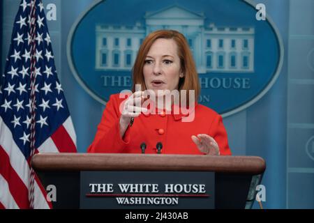 Washington, Vereinigte Staaten. 11. April 2022. Jen Psaki, die Pressesprecherin des Weißen Hauses, nimmt am 11. April 2022 an einer Pressekonferenz im Weißen Haus in Washington, DC, Teil. Quelle: Chris Kleponis/Pool via CNP/dpa/Alamy Live News Stockfoto