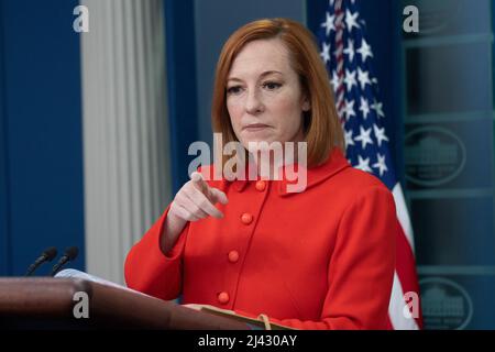 Washington, Vereinigte Staaten. 11. April 2022. Jen Psaki, die Pressesprecherin des Weißen Hauses, nimmt am 11. April 2022 an einer Pressekonferenz im Weißen Haus in Washington, DC, Teil. Quelle: Chris Kleponis/Pool via CNP/dpa/Alamy Live News Stockfoto