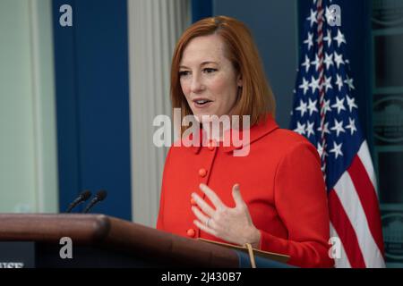 Washington, Vereinigte Staaten. 11. April 2022. Jen Psaki, die Pressesprecherin des Weißen Hauses, nimmt am 11. April 2022 an einer Pressekonferenz im Weißen Haus in Washington, DC, Teil. Quelle: Chris Kleponis/Pool via CNP/dpa/Alamy Live News Stockfoto