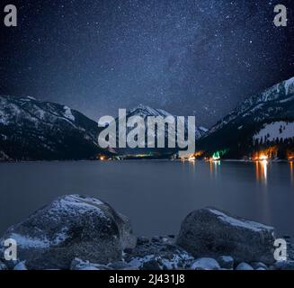 Wallowa Lake und Milchstraße im Winter, Oregon Stockfoto