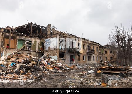 BORODYANKA, UKRAINE - 10. April 2022: Chaos und Verwüstung auf den Straßen von Borodyanka durch den Angriff russischer Invasoren Quelle: Mykhailo Palintschak/Alamy Live News Stockfoto