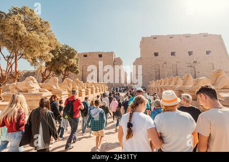 11. Januar 2022, Luxor, Ägypten: Massen von Touristen spazieren durch den alten Tempel von Karnak unter den alten Obelisken und Säulen Stockfoto