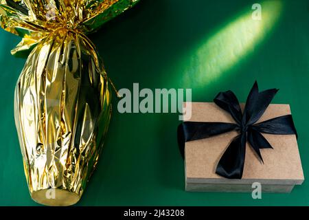 Osterei mit einem Geschenk. Stockfoto