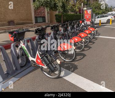 Los Angeles, CA, USA - 11. April 2022: Metro Bike Sharing Station in Los Angeles, CA. Das Programm wurde 2016 von Metro gestartet. Stockfoto