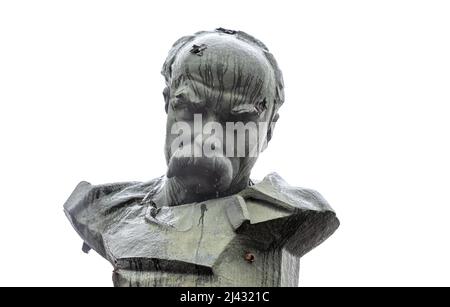 BORODYANKA, UKRAINE - 10. April 2022: Ein Denkmal für Taras Schewtschenko, das durch den Beschuss der russischen Truppen beschädigt wurde Kredit: Mykhailo Palintschak/Alamy Live News Stockfoto