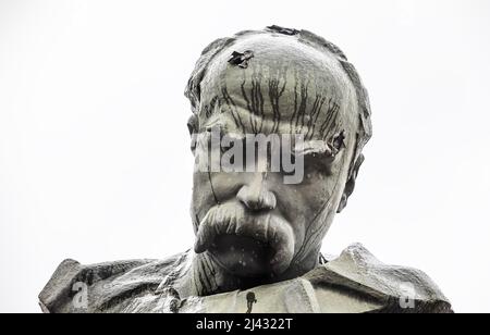 BORODYANKA, UKRAINE - 10. April 2022: Ein Denkmal für Taras Schewtschenko, das durch den Beschuss der russischen Truppen beschädigt wurde Kredit: Mykhailo Palintschak/Alamy Live News Stockfoto