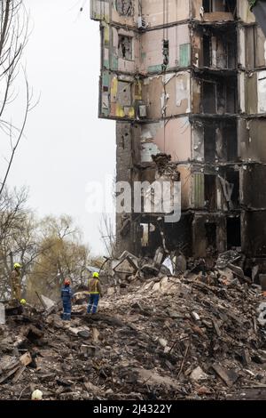 BORODYANKA, UKRAINE - 10. April 2022: Rettungskräfte arbeiten weiter daran, die Trümmer eines zerstörten Wohnblocks auszugraben und zu entfernen, der angeblich eine nicht näher bezeichnete Anzahl von Zivilisten unter sich begraben hat.Quelle: Mykhailo Palinchak/Alamy Live News Stockfoto