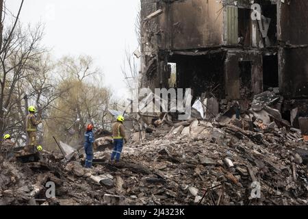 BORODYANKA, UKRAINE - 10. April 2022: Rettungskräfte arbeiten weiter daran, die Trümmer eines zerstörten Wohnblocks auszugraben und zu entfernen, der angeblich eine nicht näher bezeichnete Anzahl von Zivilisten unter sich begraben hat.Quelle: Mykhailo Palinchak/Alamy Live News Stockfoto