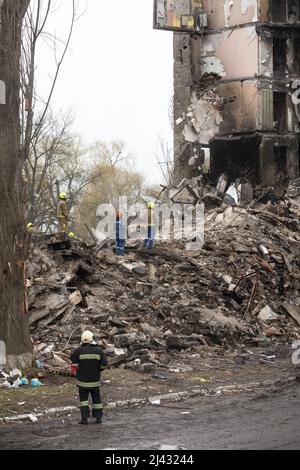 BORODYANKA, UKRAINE - 10. April 2022: Rettungskräfte arbeiten weiter daran, die Trümmer eines zerstörten Wohnblocks auszugraben und zu entfernen, der angeblich eine nicht näher bezeichnete Anzahl von Zivilisten unter sich begraben hat.Quelle: Mykhailo Palinchak/Alamy Live News Stockfoto