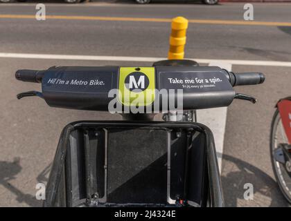 Los Angeles, CA, USA - 11. April 2022: Metro Bike Sharing Station in Los Angeles, CA. Das Programm wurde 2016 von Metro gestartet. Stockfoto