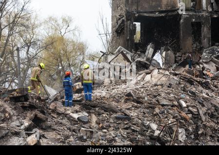 BORODYANKA, UKRAINE - 10. April 2022: Rettungskräfte arbeiten weiter daran, die Trümmer eines zerstörten Wohnblocks auszugraben und zu entfernen, der angeblich eine nicht näher bezeichnete Anzahl von Zivilisten unter sich begraben hat.Quelle: Mykhailo Palinchak/Alamy Live News Stockfoto