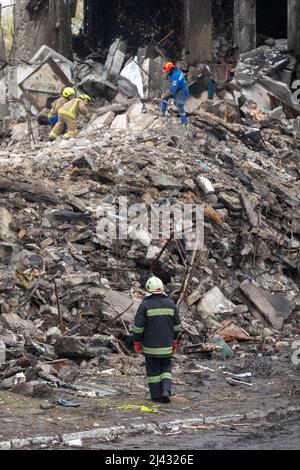 BORODYANKA, UKRAINE - 10. April 2022: Rettungskräfte arbeiten weiter daran, die Trümmer eines zerstörten Wohnblocks auszugraben und zu entfernen, der angeblich eine nicht näher bezeichnete Anzahl von Zivilisten unter sich begraben hat.Quelle: Mykhailo Palinchak/Alamy Live News Stockfoto