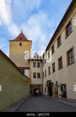 Schwarzer Turm und Lobkowicz-Palast in Prag Stockfoto