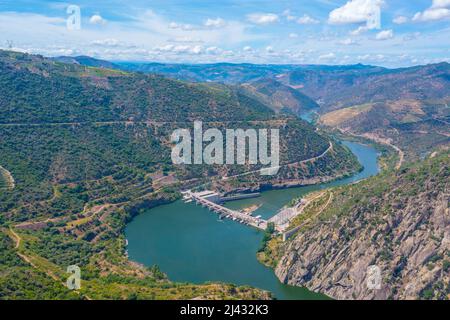 Luftaufnahme des Wasserkraftwerks Valeira im Douro-Tal, portugal. Stockfoto