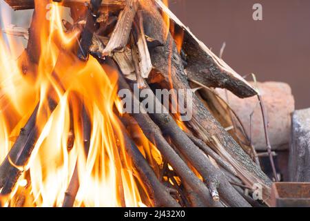 Nahaufnahme des brennenden Feuerholzes draußen. Stockfoto